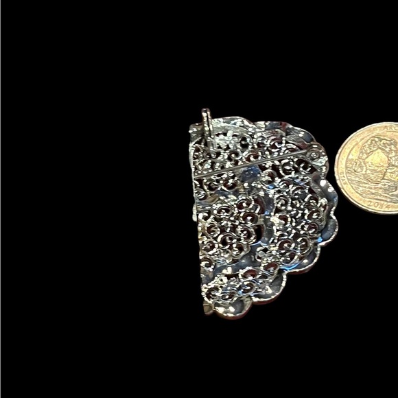 Vintage oversized intricate floral cluster brooch/ pendant - Picture 6 of 6